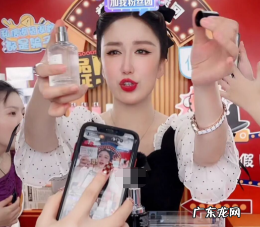 娄艺潇转型直播带货,面部僵硬大变样!