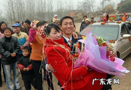 描写热闹场面的句子 【抖音文案】描写婚礼热闹场面的句子