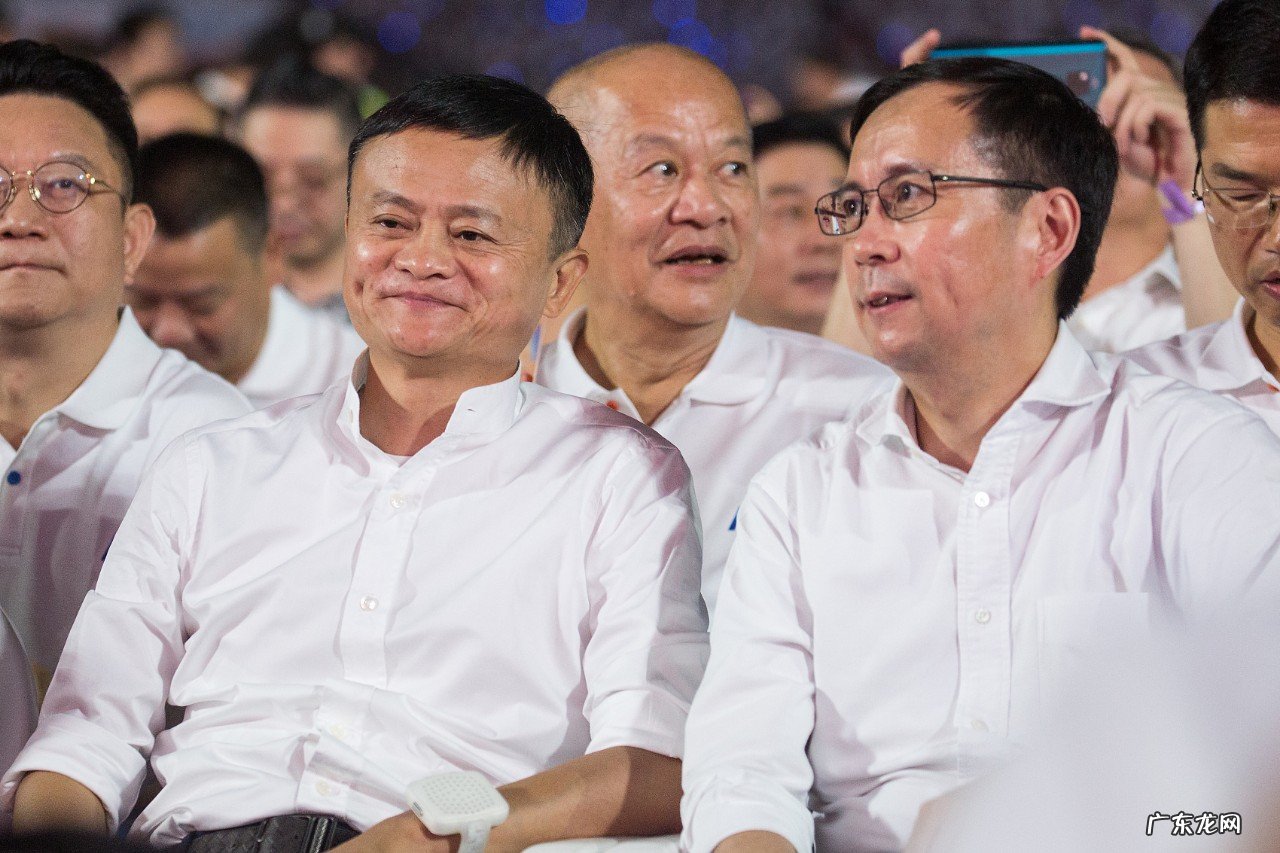 谁接任了马云的位置？为什么？