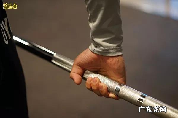 如何标准地完成杠铃划船和单臂哑铃划船？