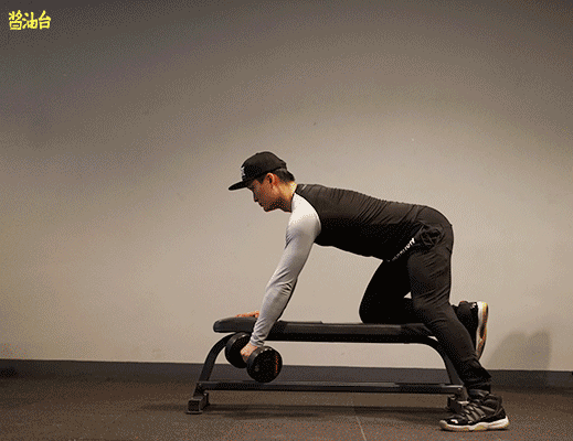 如何标准地完成杠铃划船和单臂哑铃划船？