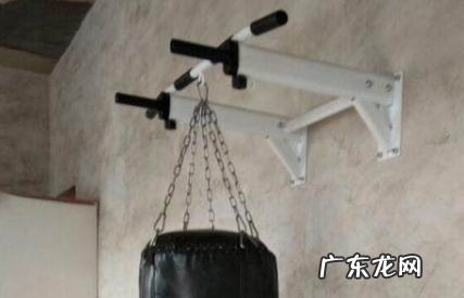 引体向上器材室内单杠安全吗?怎么做引体向上训练?