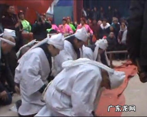 花坛边补充句子描写场景 【抖音文案】描写葬礼的场景的句子