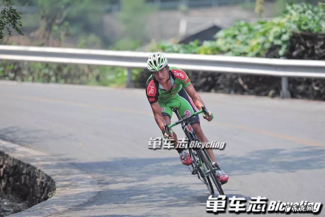 骑自行车下坡时怎么控制车速?有什么方法?