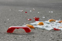 外卖小哥送餐途中撞伤他人，谁来承担赔偿责任？