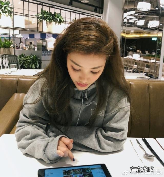 现在50岁的女人，化妆能化成20岁吗？