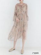 告别冬日沉闷，春季不穿红色卫衣，如何吸引男神注意力？