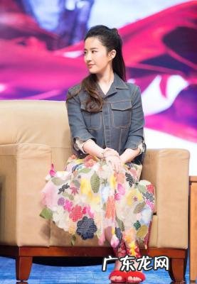 赵丽颖二郎腿坐姿 赵丽颖坐姿走红