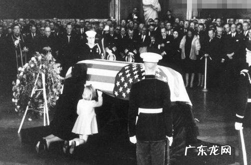 拍摄到肯尼迪遇刺事件神秘女子是谁 肯尼迪为什么被刺杀