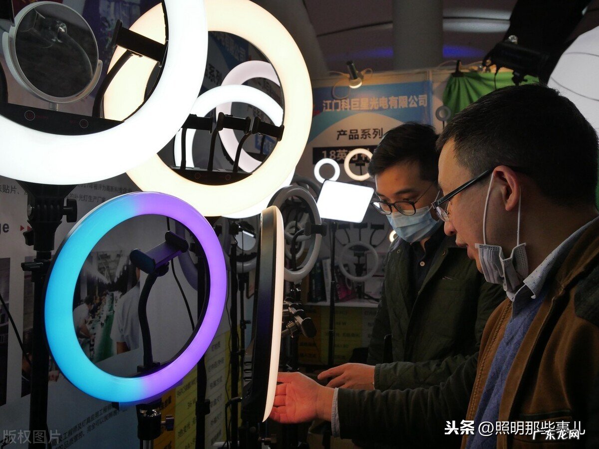 直播间灯光应该要怎么选 直播不光灯白光好还是暖光好