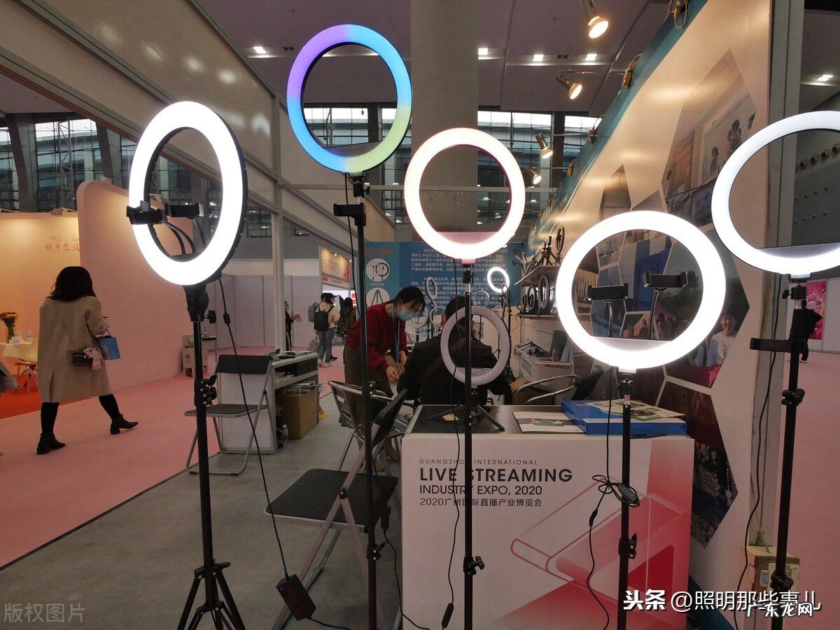 直播间灯光应该要怎么选 直播不光灯白光好还是暖光好