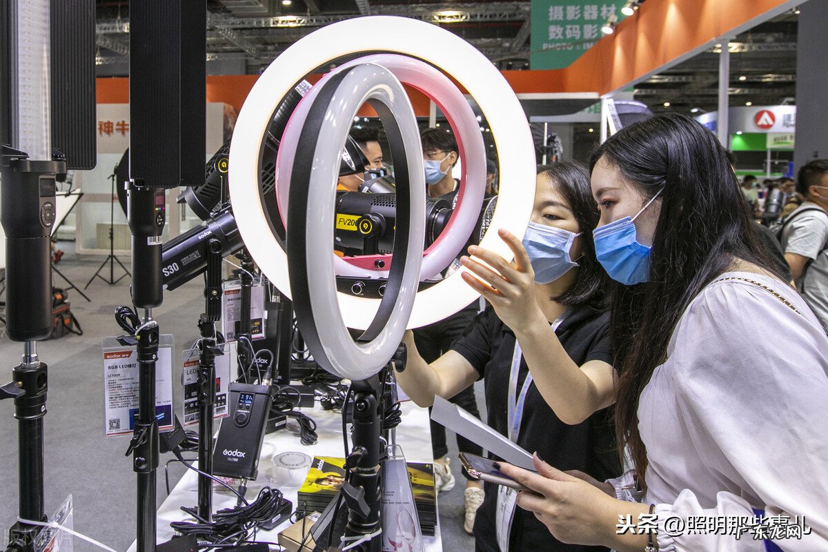 直播间灯光应该要怎么选 直播不光灯白光好还是暖光好