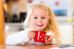 喝牛奶记住4个最佳时间 喝纯牛奶的好处和坏处有哪些