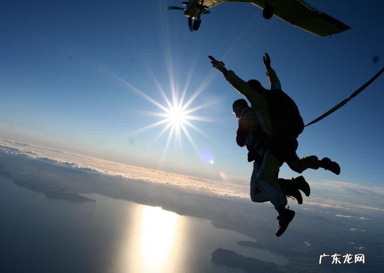 跳伞多少钱一次？跳伞有哪些注意事项？