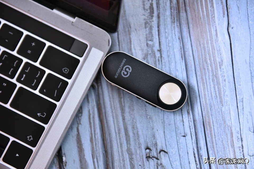 新人直播必入耳机推荐 手机直播买什么耳机好