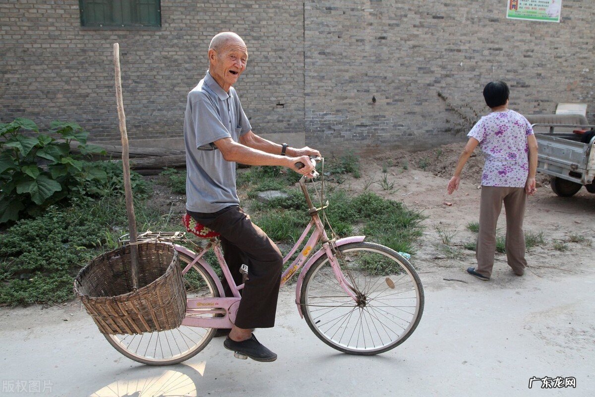 日本老龄化有多可怕？65岁还在上班到底是为了什么？