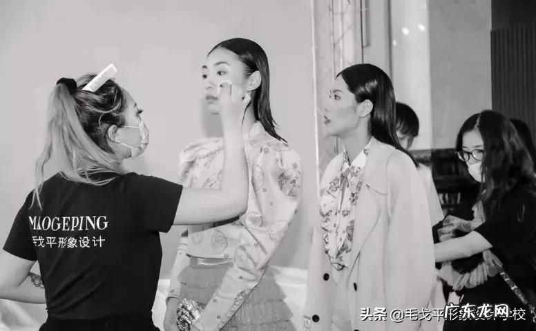 女孩子学化妆有前途吗?好找工作吗?