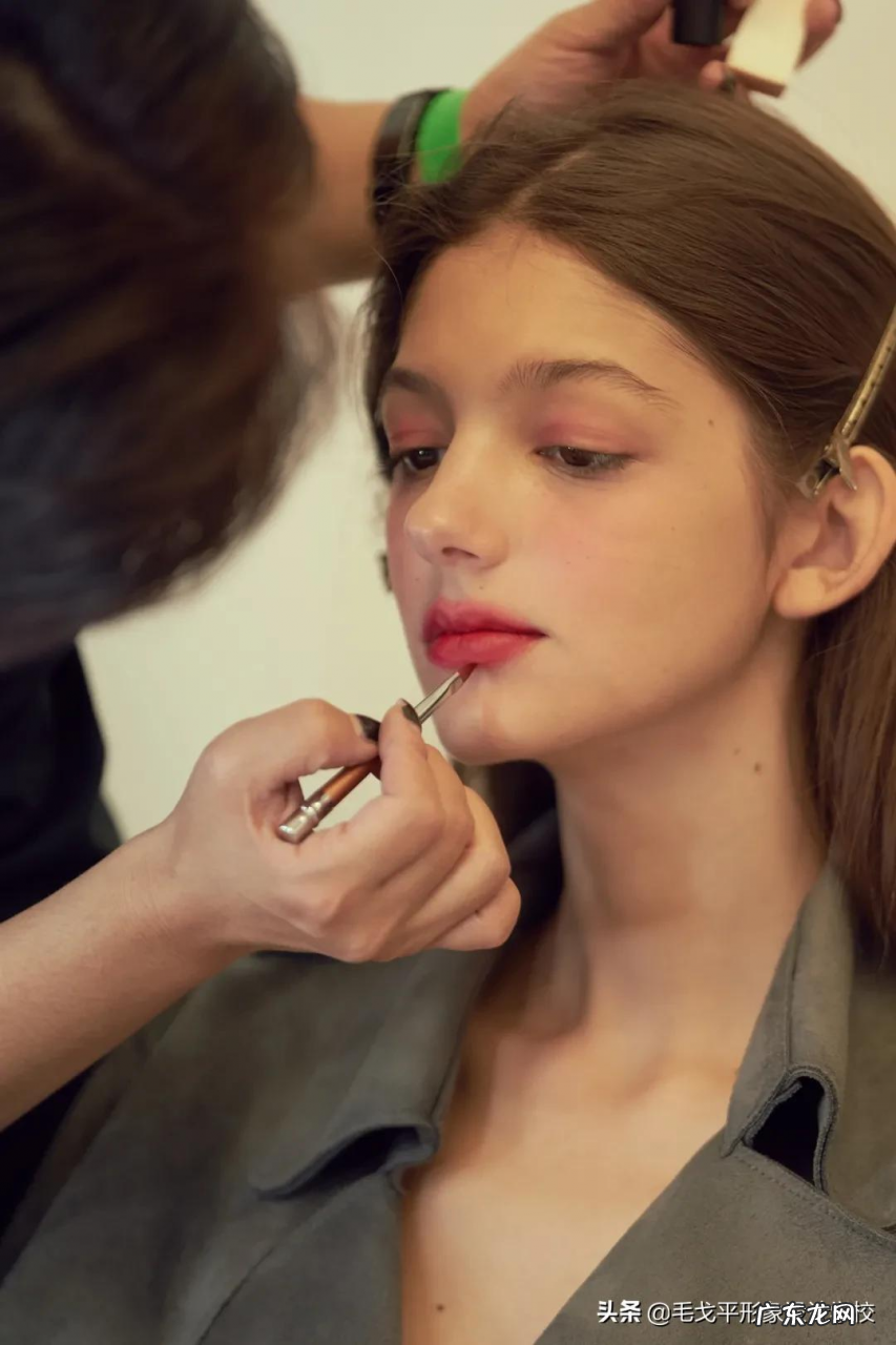 女孩子学化妆有前途吗?好找工作吗?