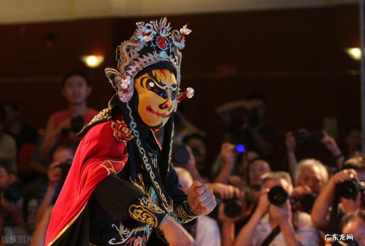 川剧变脸是怎么变的？川剧变脸的原理是什么？