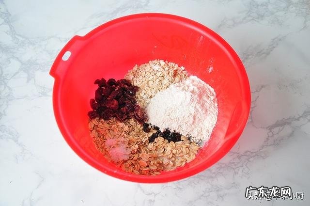 自制饱腹感极强的小饼干，越嚼越香，泡牛奶吃更棒，当早餐不错