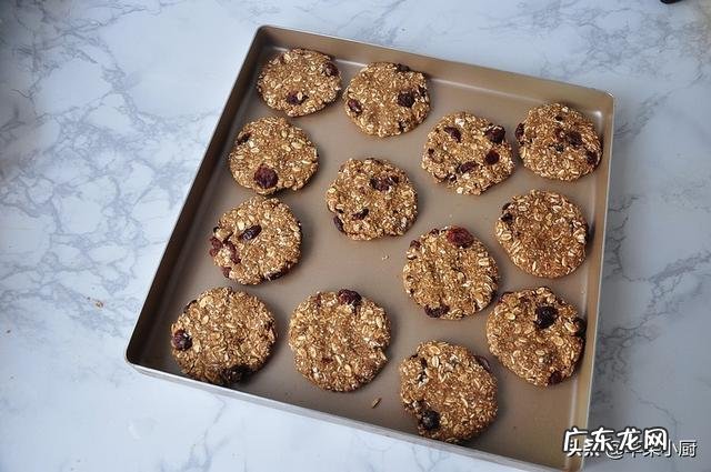 自制饱腹感极强的小饼干，越嚼越香，泡牛奶吃更棒，当早餐不错