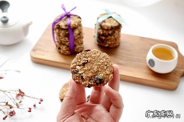 自制饱腹感极强的小饼干，越嚼越香，泡牛奶吃更棒，当早餐不错