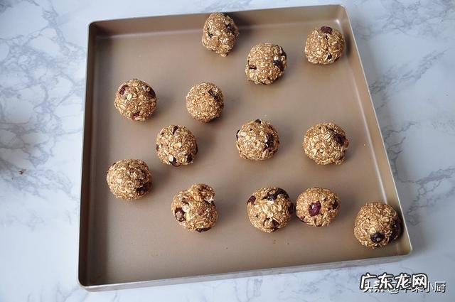 自制饱腹感极强的小饼干，越嚼越香，泡牛奶吃更棒，当早餐不错