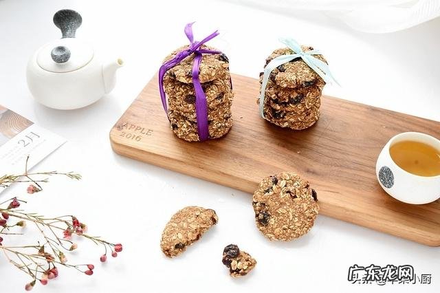 自制饱腹感极强的小饼干，越嚼越香，泡牛奶吃更棒，当早餐不错