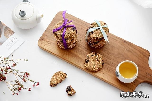 自制饱腹感极强的小饼干，越嚼越香，泡牛奶吃更棒，当早餐不错