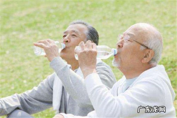 为什么人需要水才能生存?