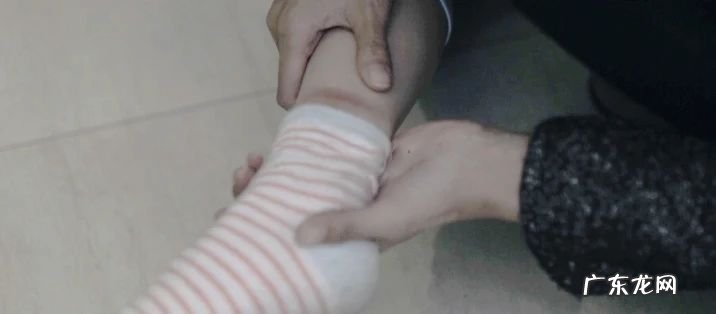 轮滑鞋护具怎么穿图解 轮滑护具的正确穿戴顺序