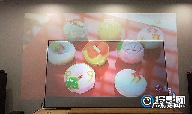 投影幕布什么材质效果好?家用投影仪适合用什么幕布?