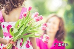 母亲节那天为了表示对母亲的敬意子女要佩戴什么花 母亲节那天