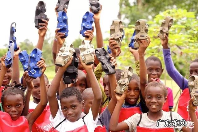 非洲黑人为什么身体那么黑,牙齿却那么白?