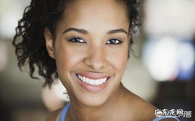 非洲黑人为什么身体那么黑,牙齿却那么白?