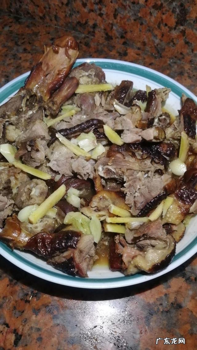 潮汕人的晚餐，特色熏鸭脯，鱼肉菜齐，餐餐吃到过瘾，都是家乡味