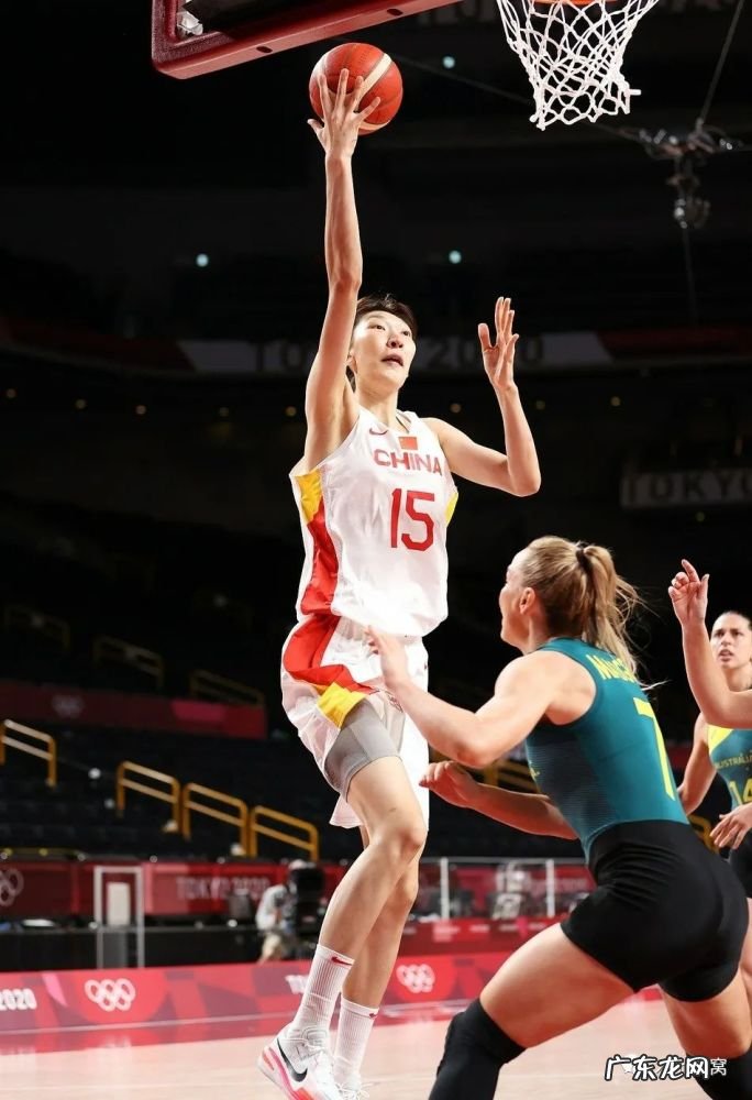 中国女篮绝杀澳大利亚,男篮往事如照镜子