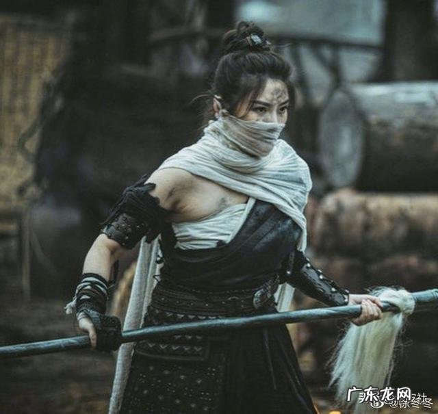 春夏之交，穿什么背心有型新潮？