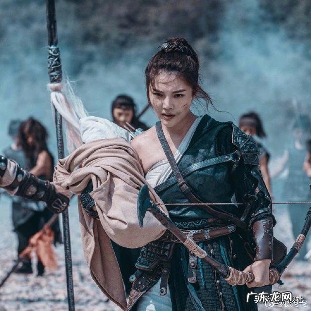 春夏之交，穿什么背心有型新潮？