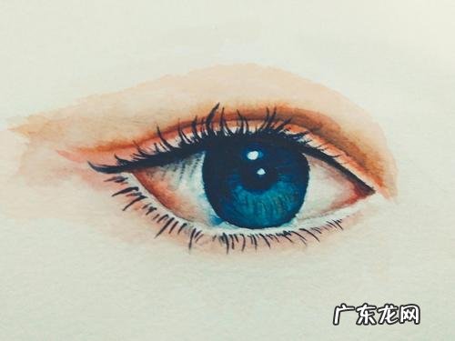 蓝色眼睛怎么产生的 蓝色眼睛怎么形容
