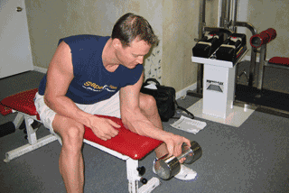 做俯身划船时,背还没有感觉,腰就先受不了了,该怎么办?