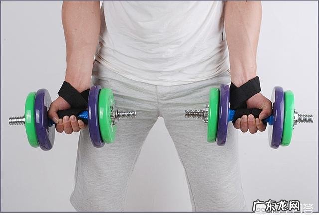 做俯身划船时,背还没有感觉,腰就先受不了了,该怎么办?