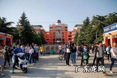 在初中学校门口做什么生意比较好？