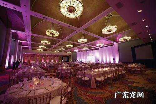 现代小说打斗场景描写 现代小说奢华婚礼场景描写