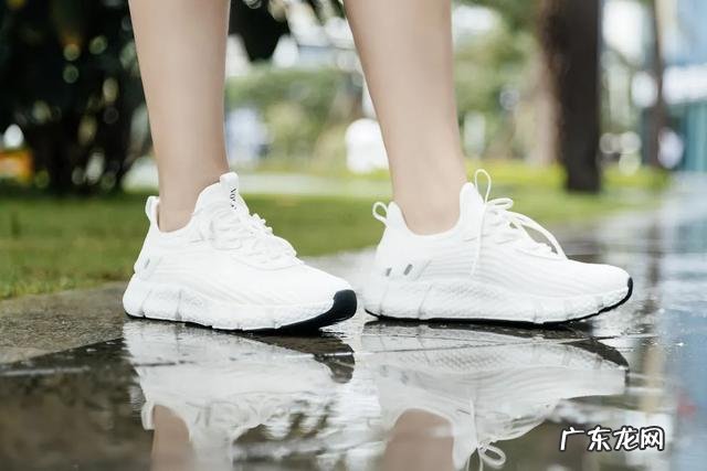 鞋子新专利突破!不用电就能震动按摩脚底,走一天也不会觉得累脚