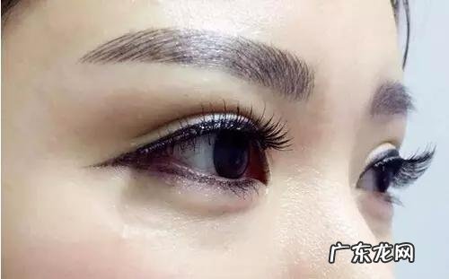 描写女生眼睛的四字词语 对女生眼睛的描写