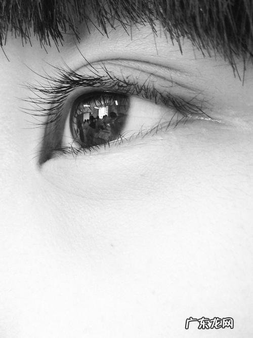 描写同学眼睛的作文300字 同学的眼睛怎么描写