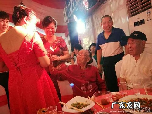 如何形容婚礼现场的气氛 形容婚礼现场热闹气氛的成语