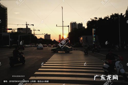 描写城市喧闹的语段 描写城市街道的语段