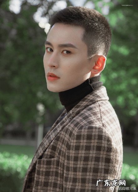 凌厉的眼睛充满杀气的描写